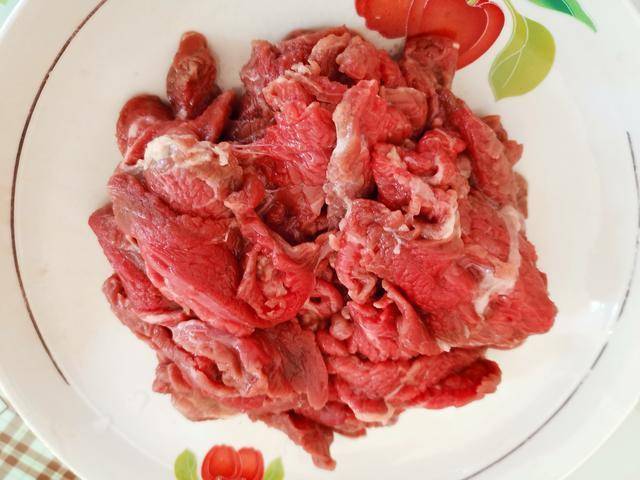 一根大葱,半斤牛肉,这菜做着简单吃着香,要是配上2两酒就更爽