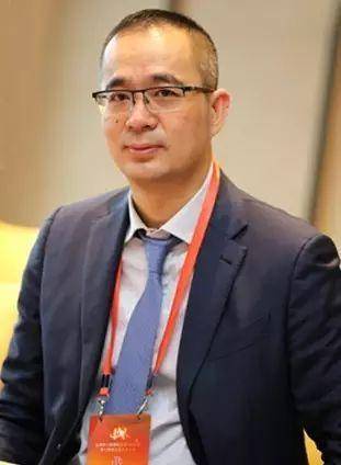 今年46岁,为安踏体育用品有限公司的首席运营官,执行董事兼副总裁,彼