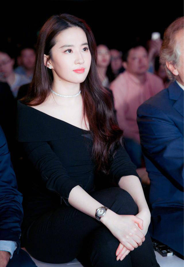 刘亦菲黑天鹅造型惊艳亮相,配套首饰百搭闪耀高贵,仙女本仙是也