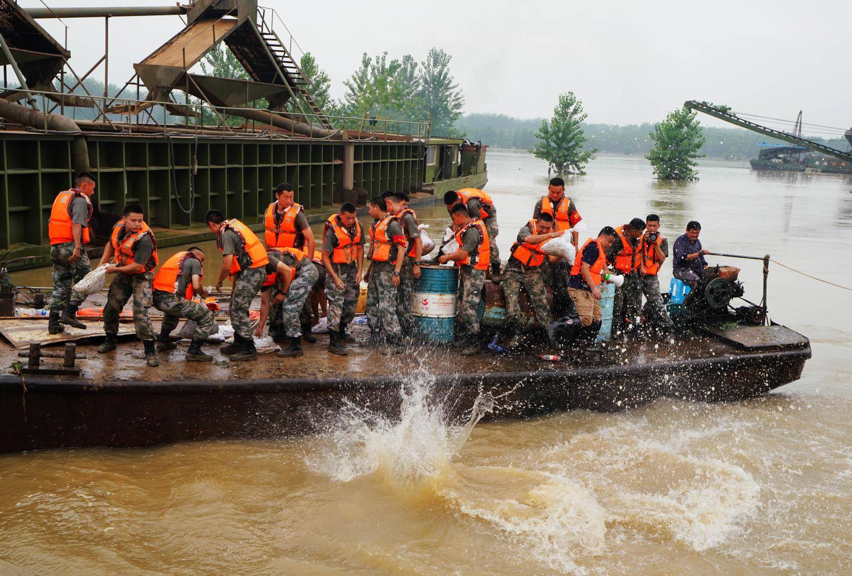 河南郑州抗洪抢险图片图片