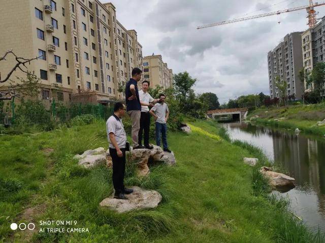 昌邑市住建局局长黄国磊与昌邑玫瑰公馆项目负责人王志刚在一起