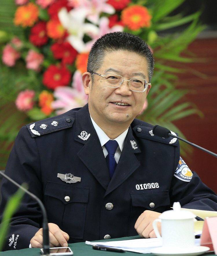 现为中国人民公安出版社副总编辑,中国作家协会会员,全国公安文联常务