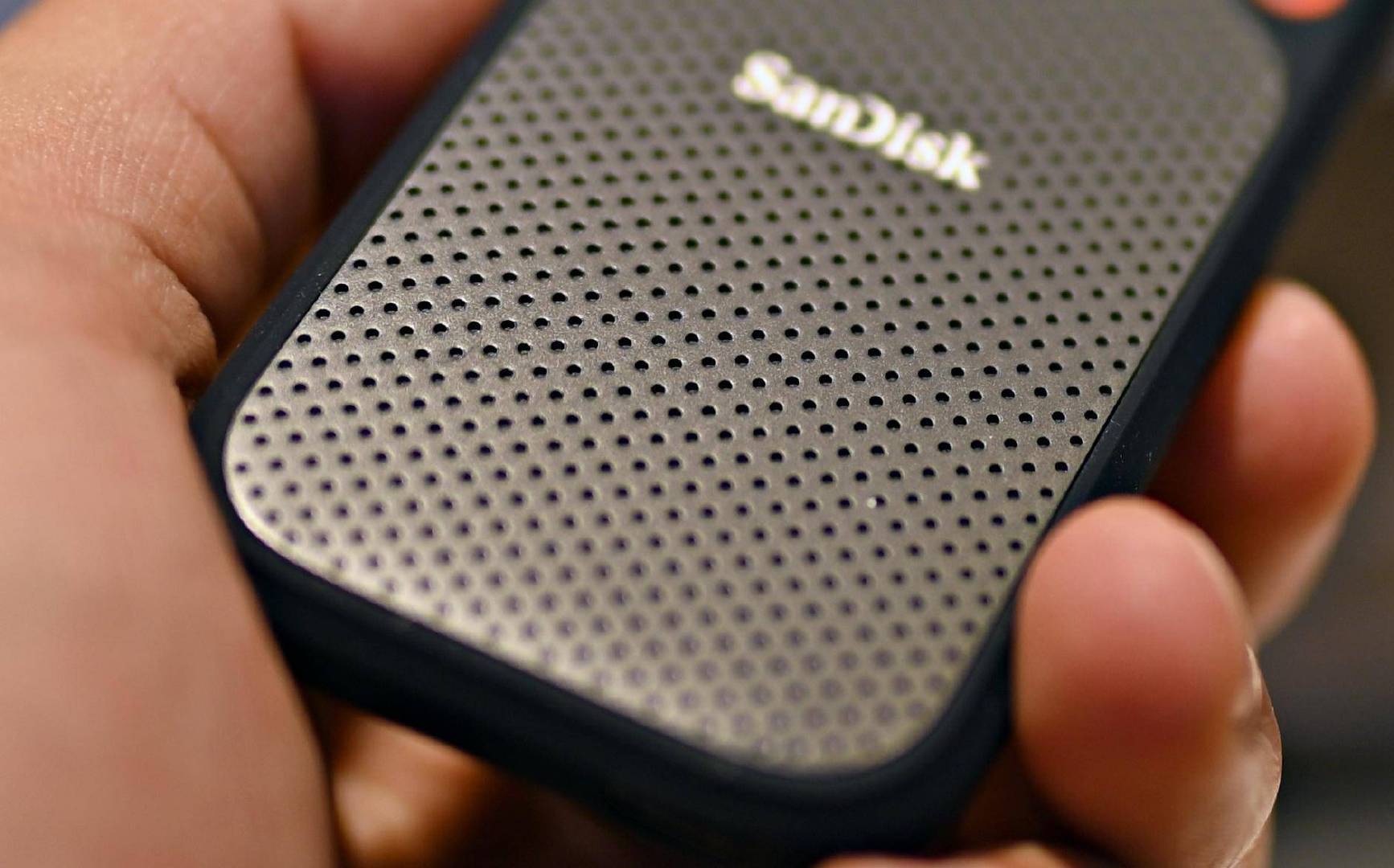 550m/s,移动硬盘中的战斗机:闪迪e60开箱