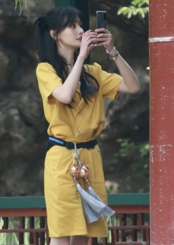 郑爽真不考虑增肥?真实腿型看着就是"纸片人"