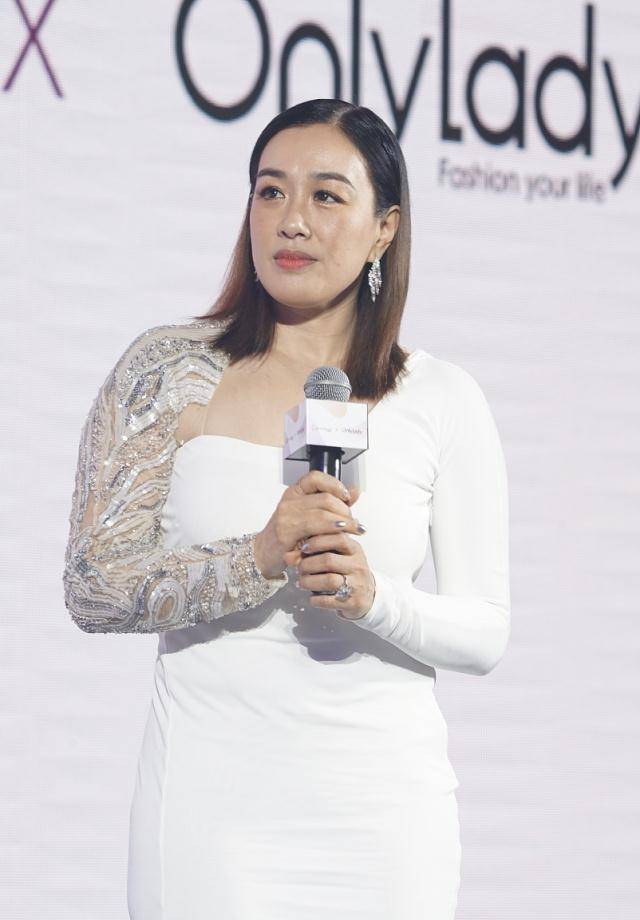 钟丽缇三胎后身材胖到没法看?穿白色紧身礼服,膀大腰圆像150斤_的设计