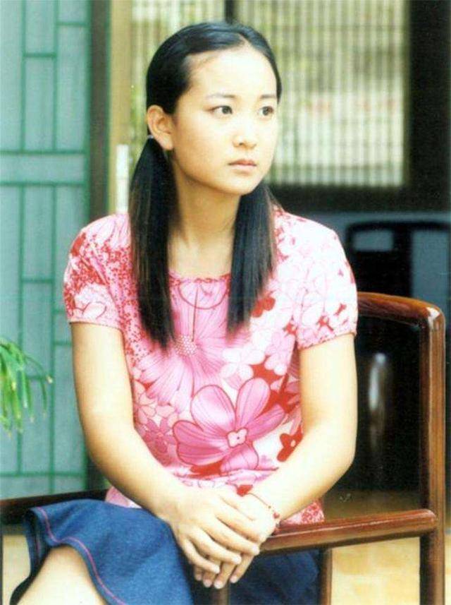 好不容易大学毕业的贾玲在内心里默默发誓: 一定要让姐姐过上幸福的