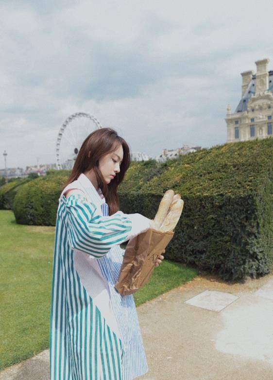 原创杨之楹确定168cm?裙子下尽秀180的大长腿,腿太直不敢比