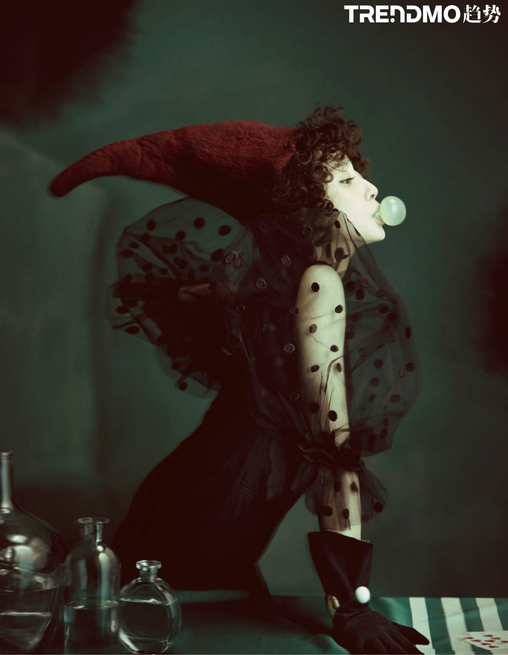 殷桃封面大片化身次元魔女 演绎暗黑童话展现反转魅力