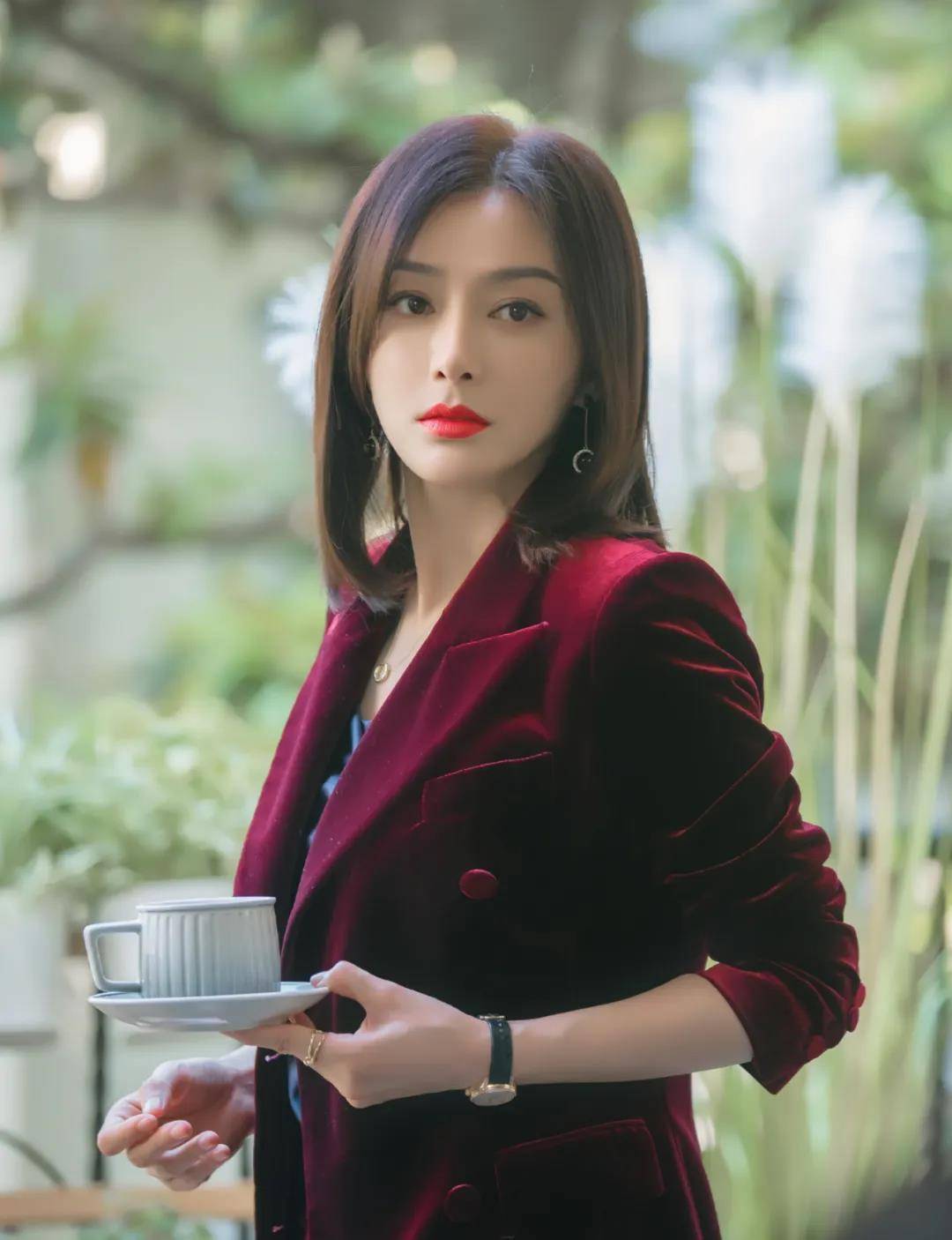 定阁分享 | 在职场,女精英都这样穿!