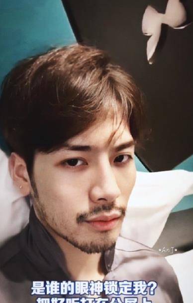 王嘉尔隔离十四天发视频宣告将解封,胡子拉碴声音嘶哑别有风味