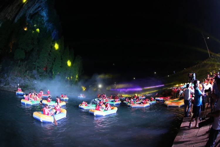 百名记者网红走进娄底市新化油溪河漂流景区体验中华生态峡谷第一夜漂