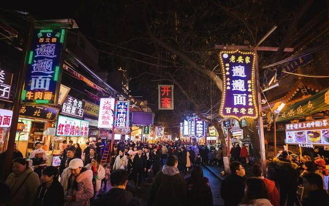 这条古街上有茶楼,客栈,酒吧,戏台,有美食,工艺品,土特产.