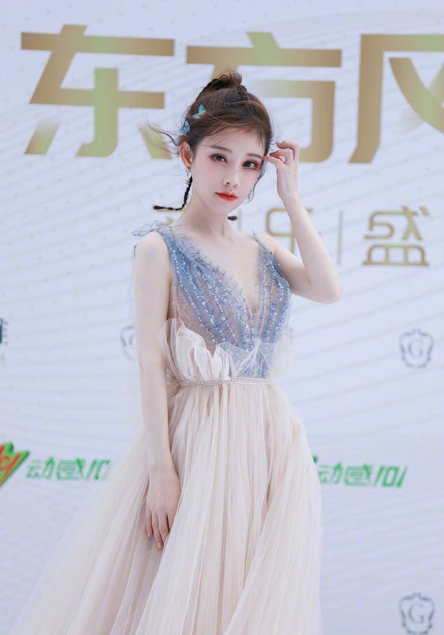 原创冯提莫出席盛典,性感礼服,生图下也是美到不行,颜值太抗打了