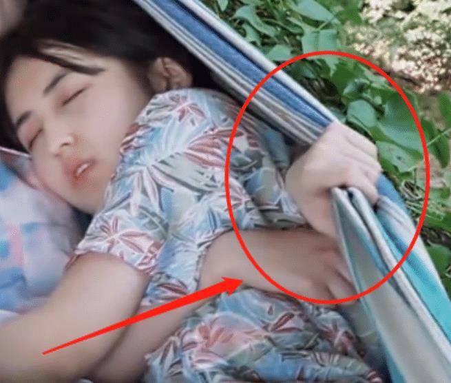 娜娜的手依然没有离开吊床,也是不得不说欧阳娜娜真的很照顾张子枫了