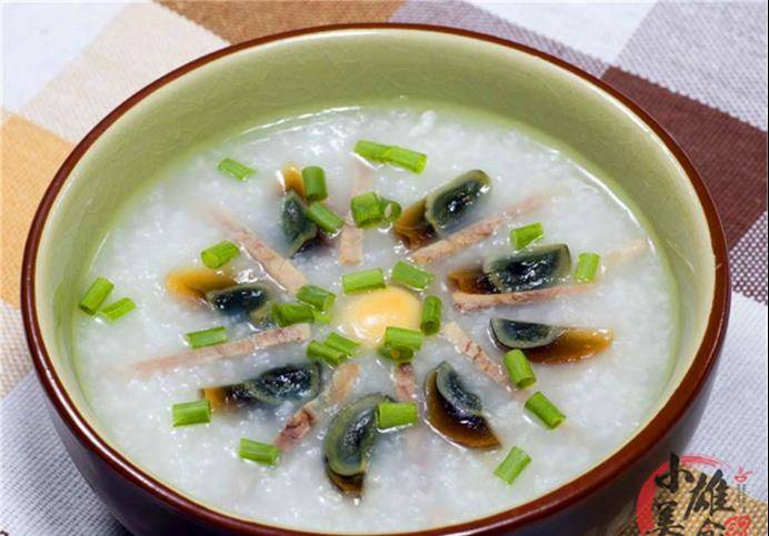 熬皮蛋瘦肉粥,直接下锅煮就毁了!这才是正确的做法,香糯又养胃