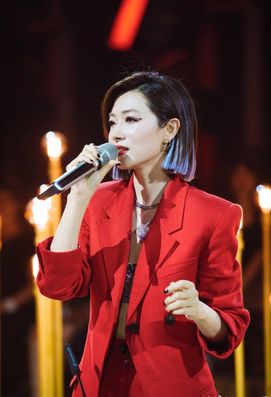 万茜穿红色西装搭亮片吊带挑染短发利落帅气