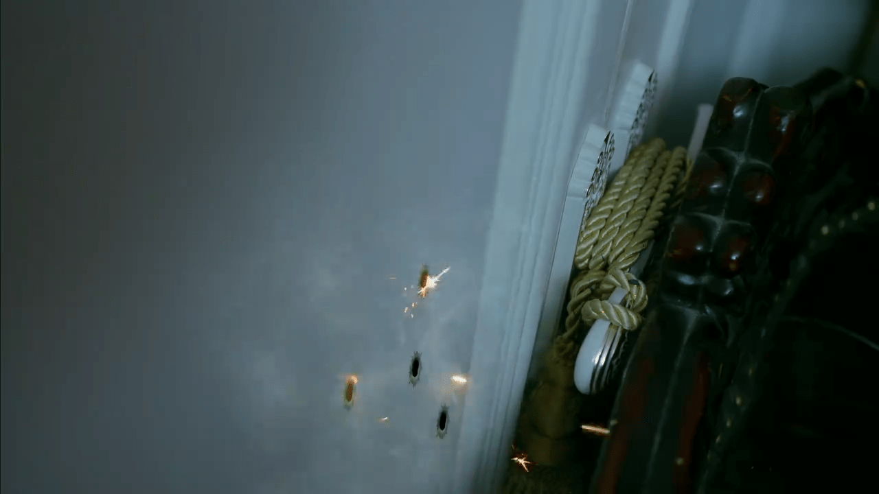 就向门开了好几枪,这时子弹与门之间竟然擦出火花,咱先看看图吧