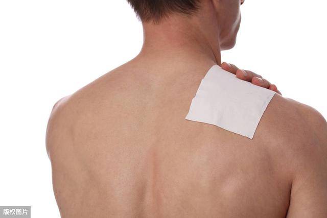 肩周炎贴膏药和搽红花油究竟有没有用?肩周炎治疗我们该何去何从?