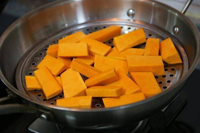 原创夏天就别再吃白馒头了,用南瓜一起蒸,调色调味,三伏天吃最合适