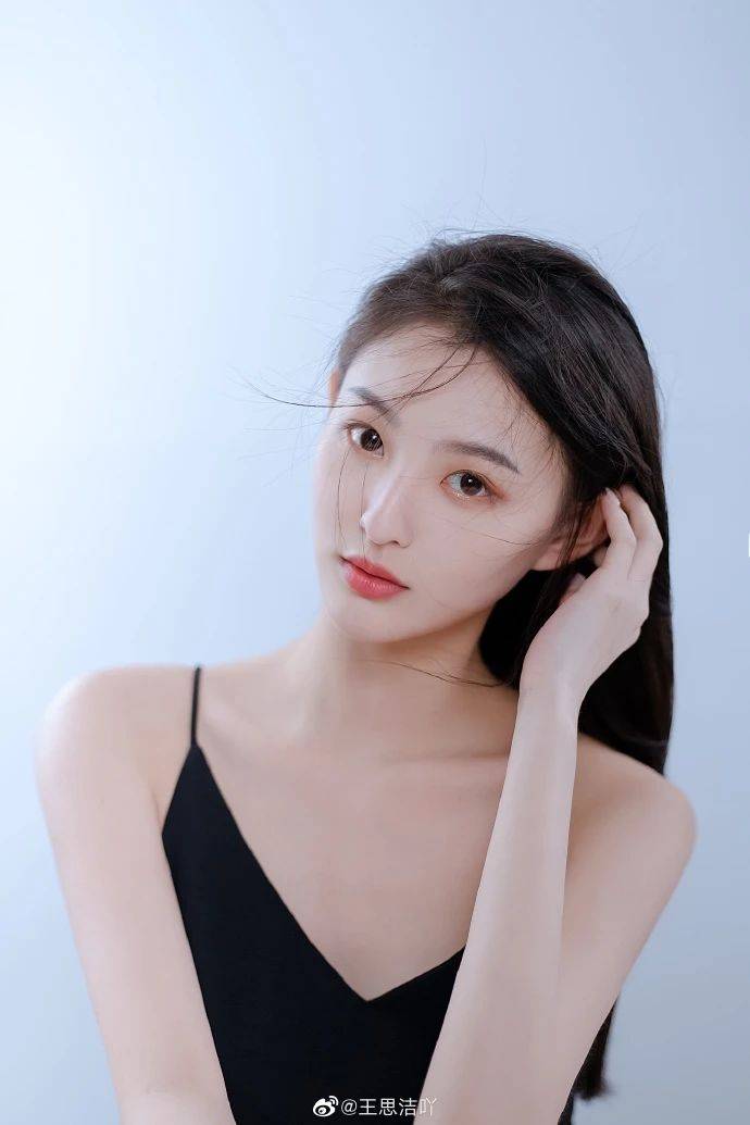 北电表演专业全国第十二名 王思洁的气质更偏向甜美少女感,元气满满的