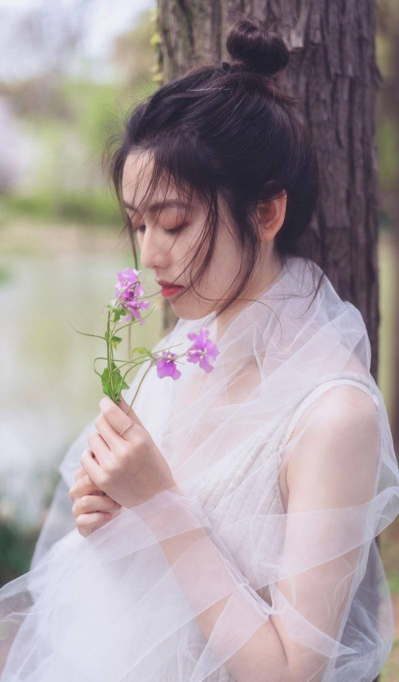 身披薄纱的丸子头美少女