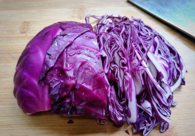 3,全部切完,装入碗中,加入一勺盐拌匀,让甘蓝丝腌制10分钟,柔软一些.