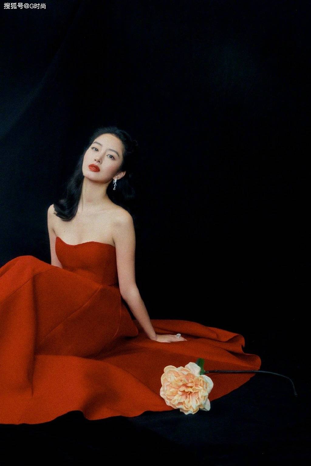 杨采钰身穿红裙配上红唇复古风的卷发,明艳灼人