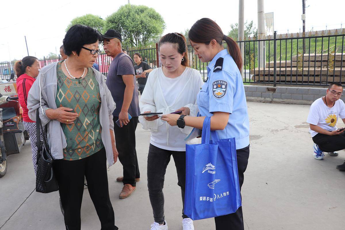 丰镇车站派出所组织青年民警深入管内开展爱路护路宣传教育活动_村民