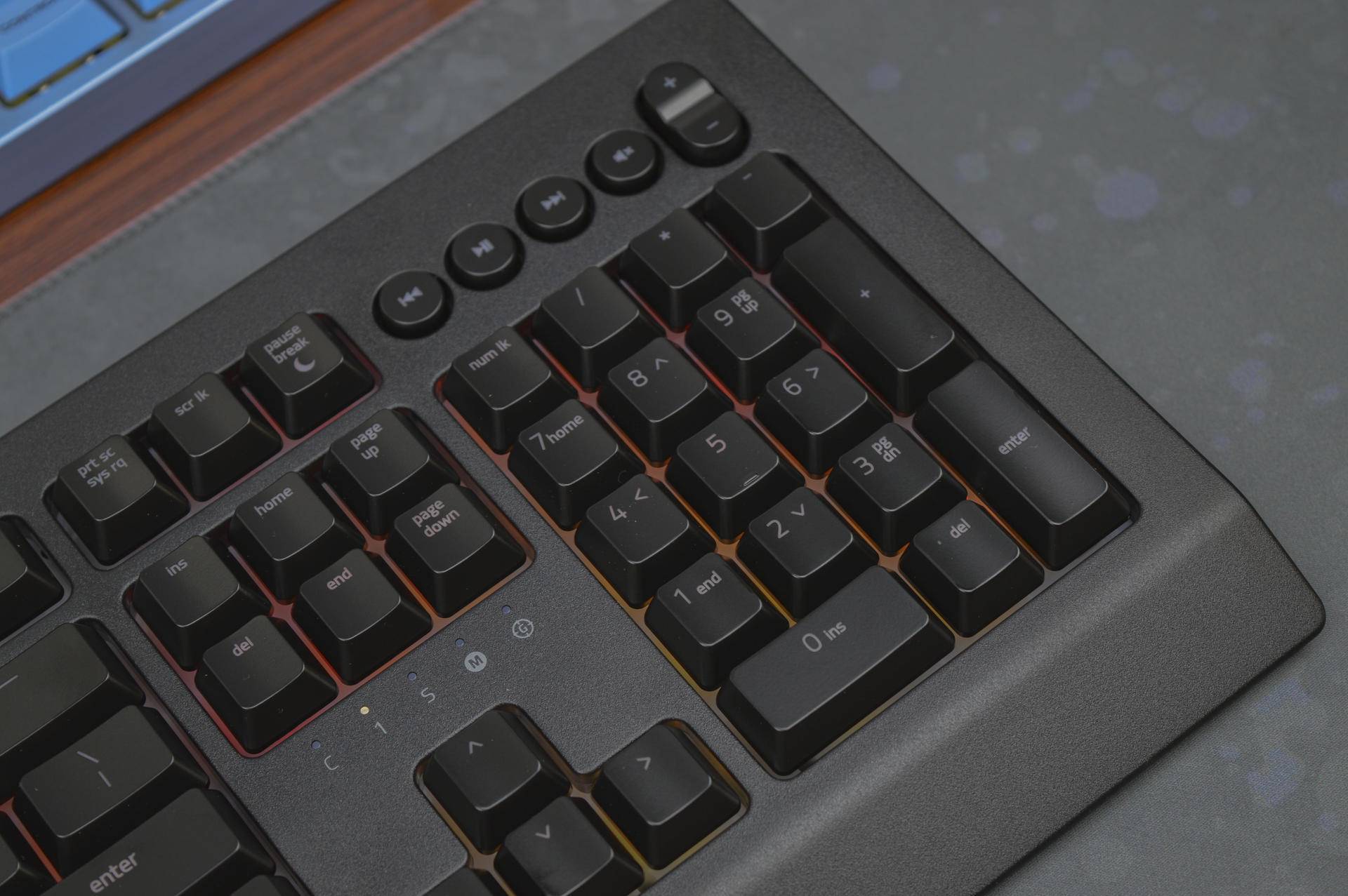 售价399的rgb薄膜键盘萨诺狼蛛v2上手体验