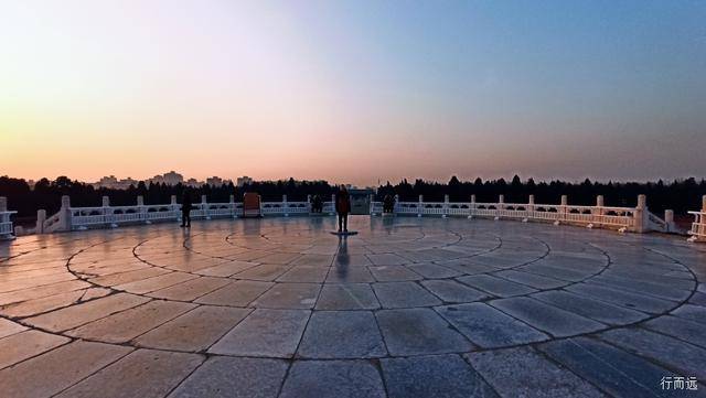 天坛圜丘位于中心一块圆形石板称"天心石",站在圜丘坛的中心叫一声,你