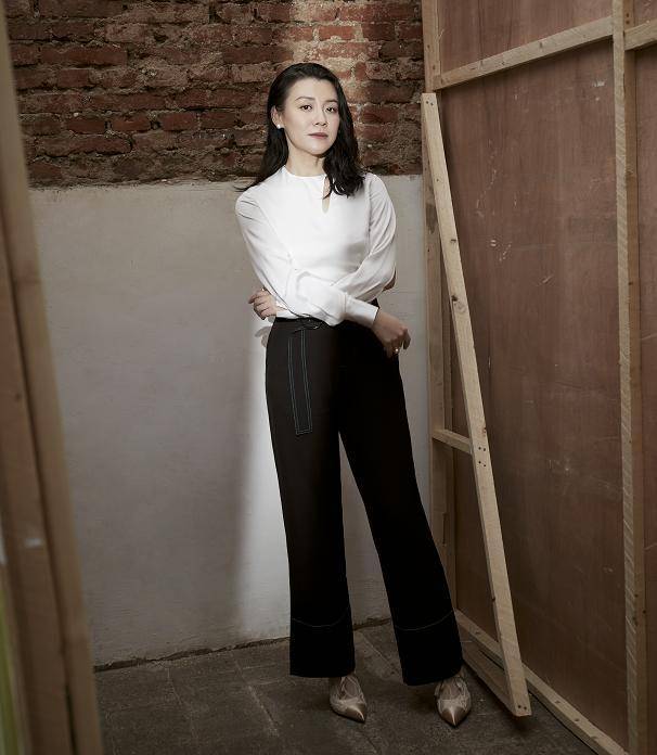 原创露跟鞋落伍了,春季流行的是丝袜鞋,刘琳配阔腿裤美极了