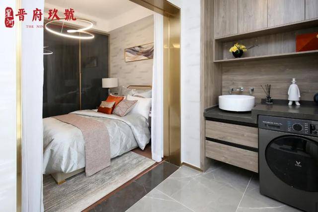 晋府玖号样板间实景图晋府玖号样板间南向横跨阳台有将近8米的净宽,摆