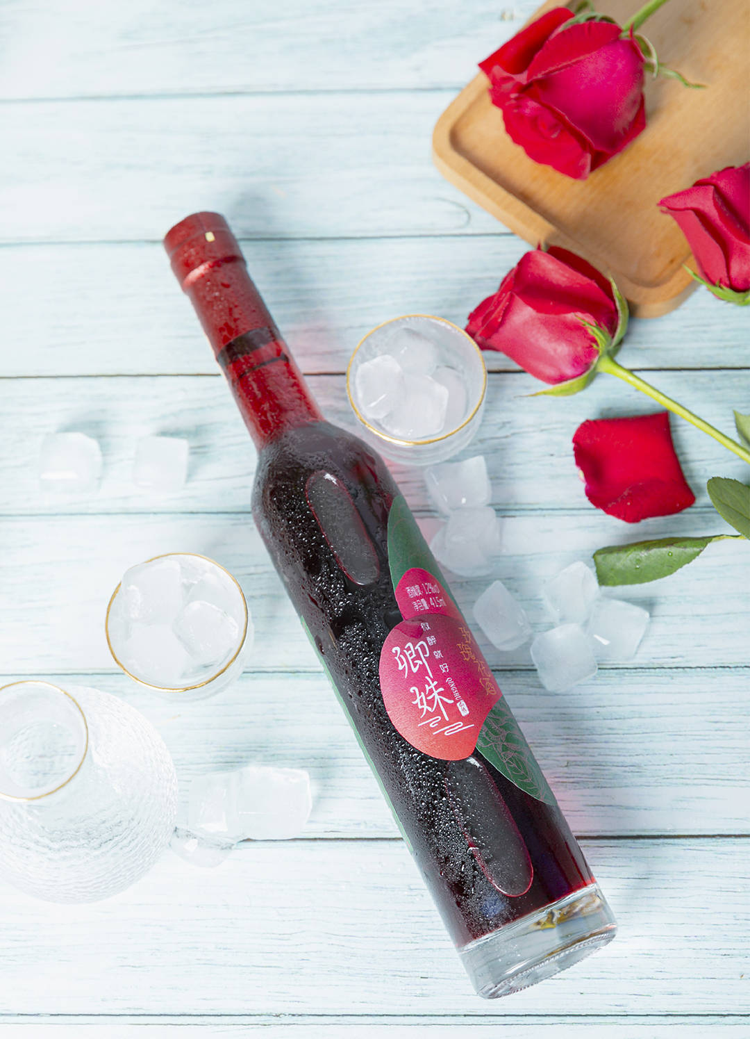 1/ 12 四川酒迎天下新品牌:卿姝玫瑰花酒 花开半