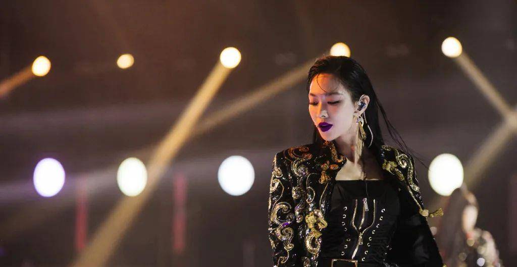 lisa前段时间拍杂志就用了苍蝇紫黑色口红,搭配飞天眼线,超swag.