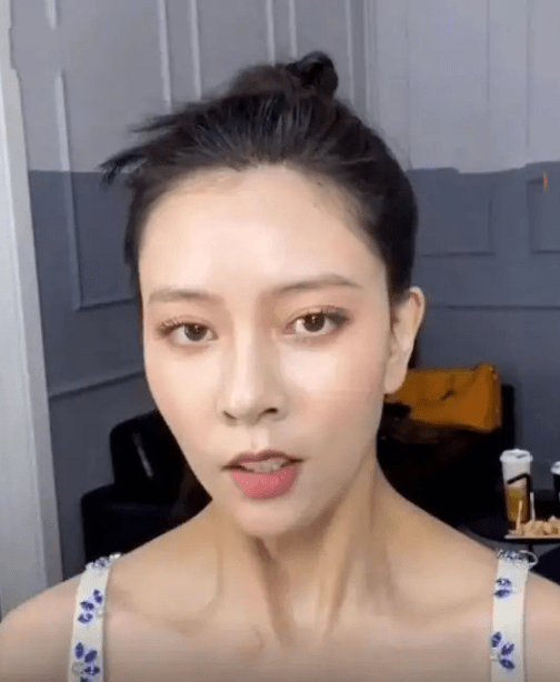 宋妍霏未免太自信,素颜出镜拍戏连粉底都不打,探班站姐都没认出