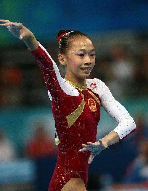 水面上腾空完成一字马,退役7年变化大_伊琳