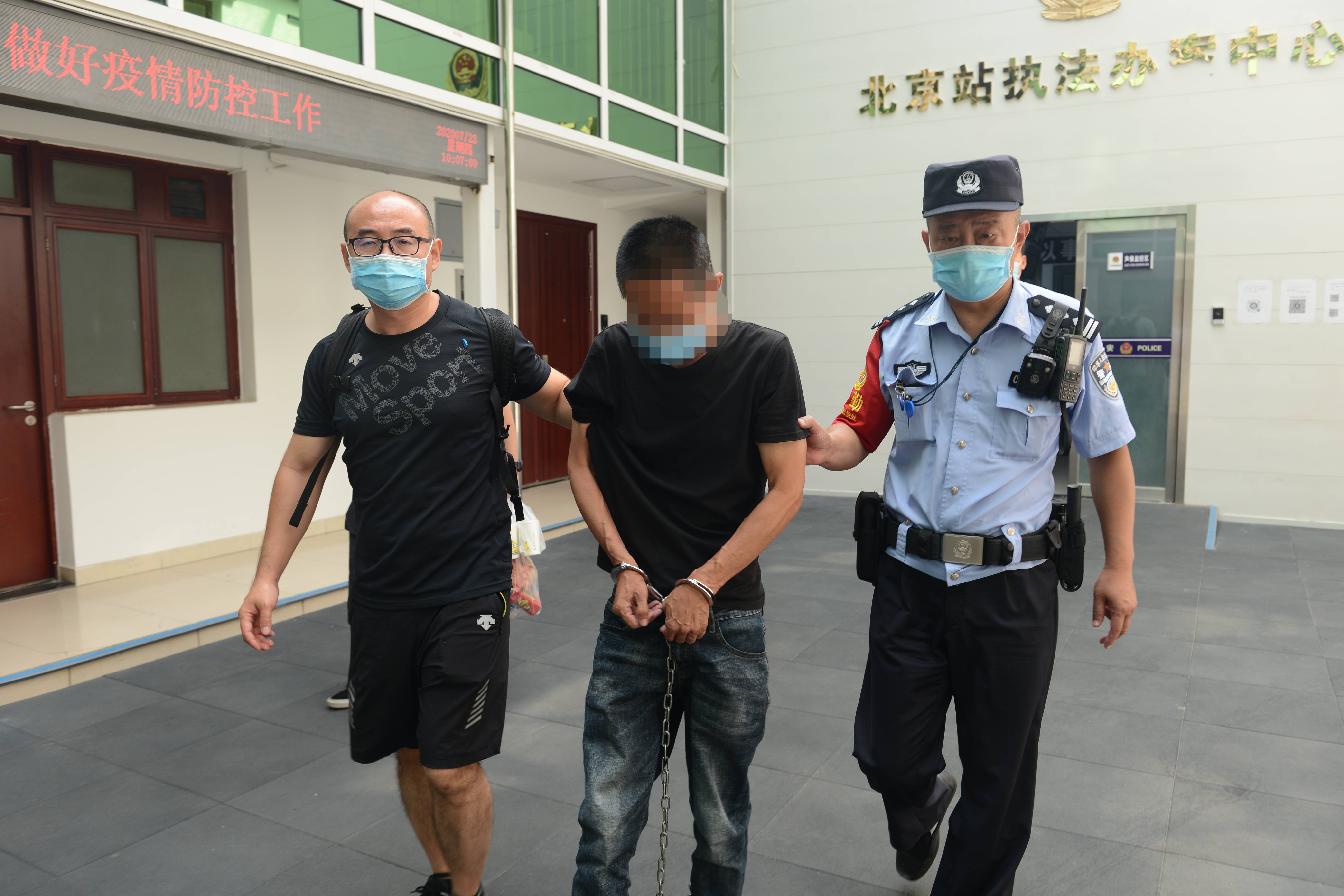 铁警抓获一夜间盗窃旅客手机的嫌疑人