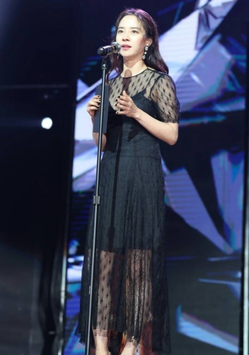 出色的演员,演技和颜值都很出色,所以在韩国和中国都有着很高的知名度