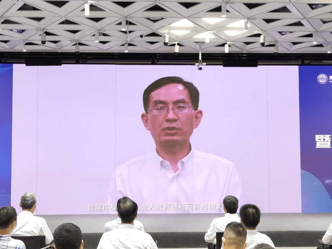 宝安区委书记姚任,深圳市政府副秘书长李卓文向该大会致辞