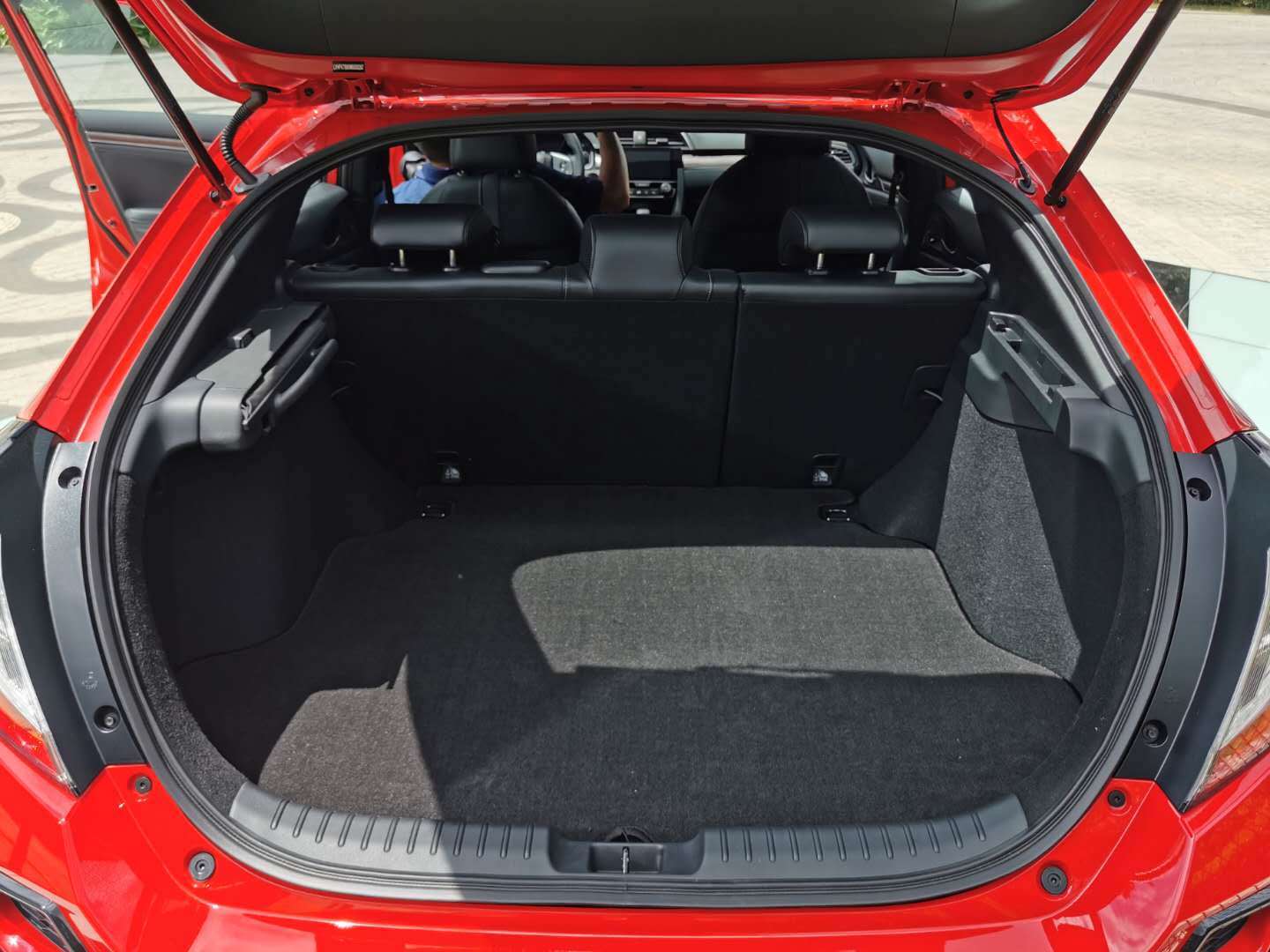 两厢思域座椅还是偏舒适的,侧向支撑并不算好.