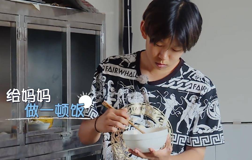 变形计富豪妈妈来农村有谁注意她手上拿的礼物太瞧不起人