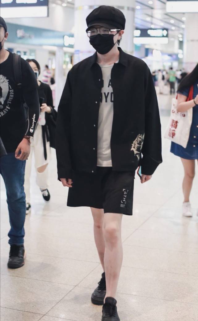 毛不易穿一身黑衣简单低调,一双大长腿却成了亮点,比女孩的腿还细