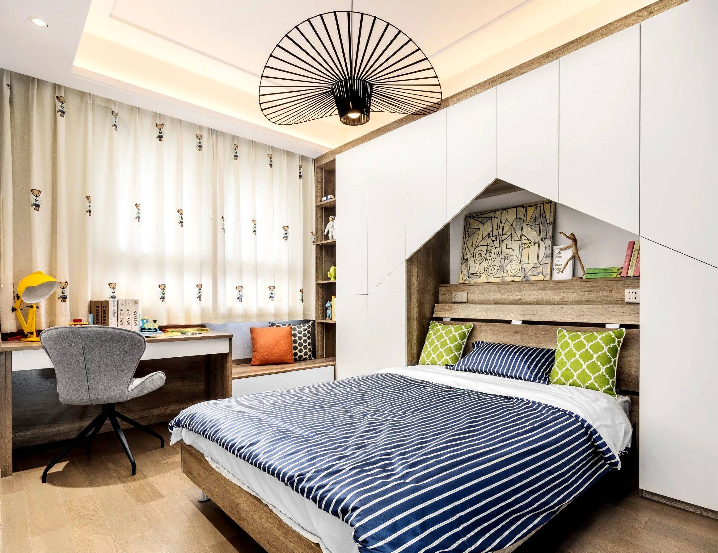 五边形嵌入式精致床头柜背景墙很醒目,整个储物柜围绕床边搭建,所有