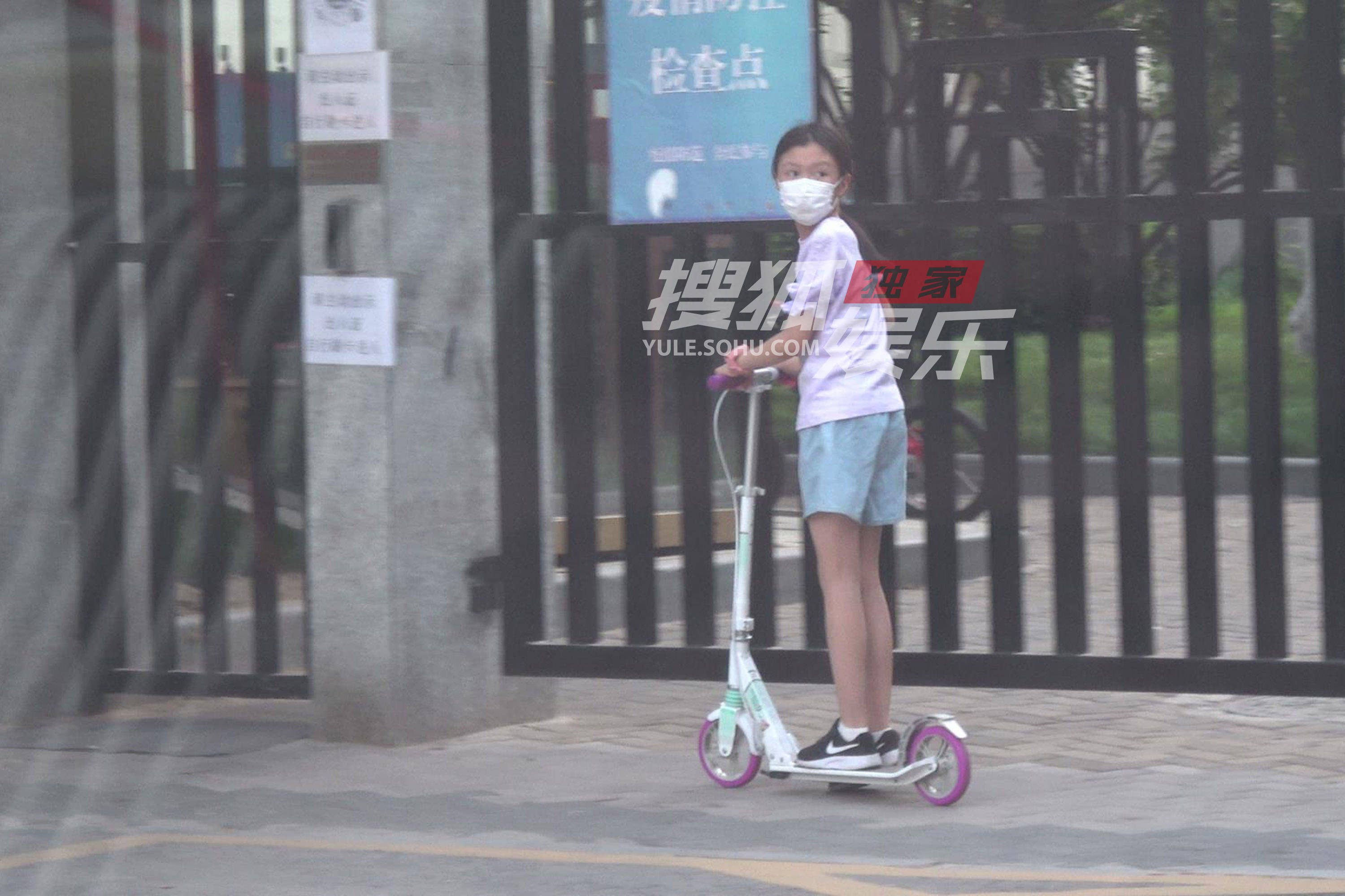 独家:夏雨带女儿逛街!10岁夏哈哈身高已过爸爸肩