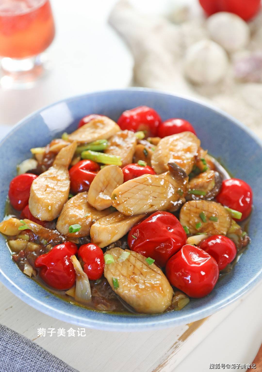 这道泡椒炒杏鲍菇香辣下饭,做法真简单,口感独特,比肉还好吃