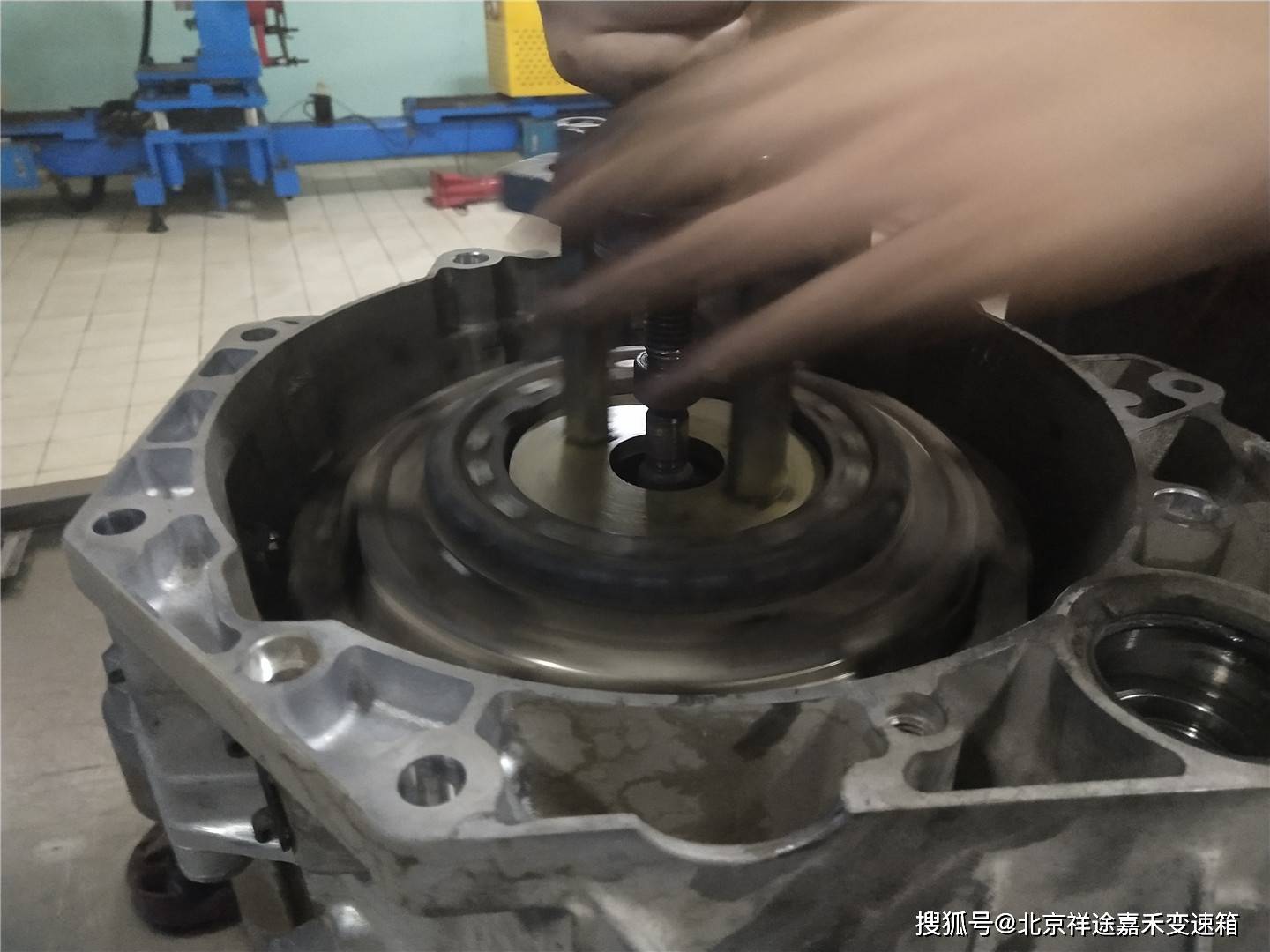 使用专用工具拆卸离合器