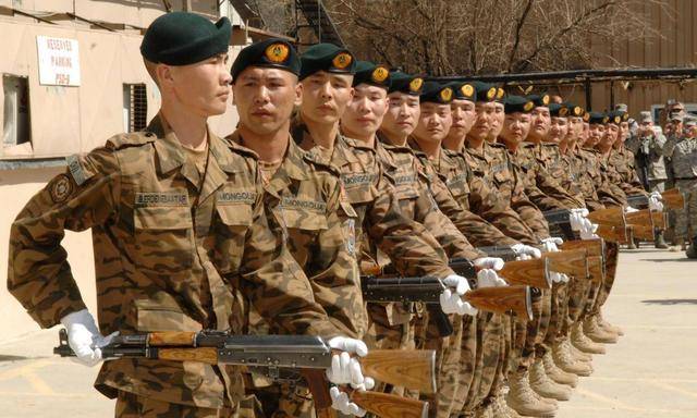 原创蒙古国地势平坦易攻难守,三军加起来才2万人,为何却非常安全