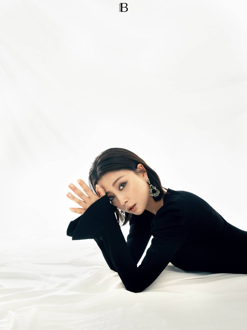 殷桃浓烈烟熏妆登杂志封面 黑白影像塑造高级质感