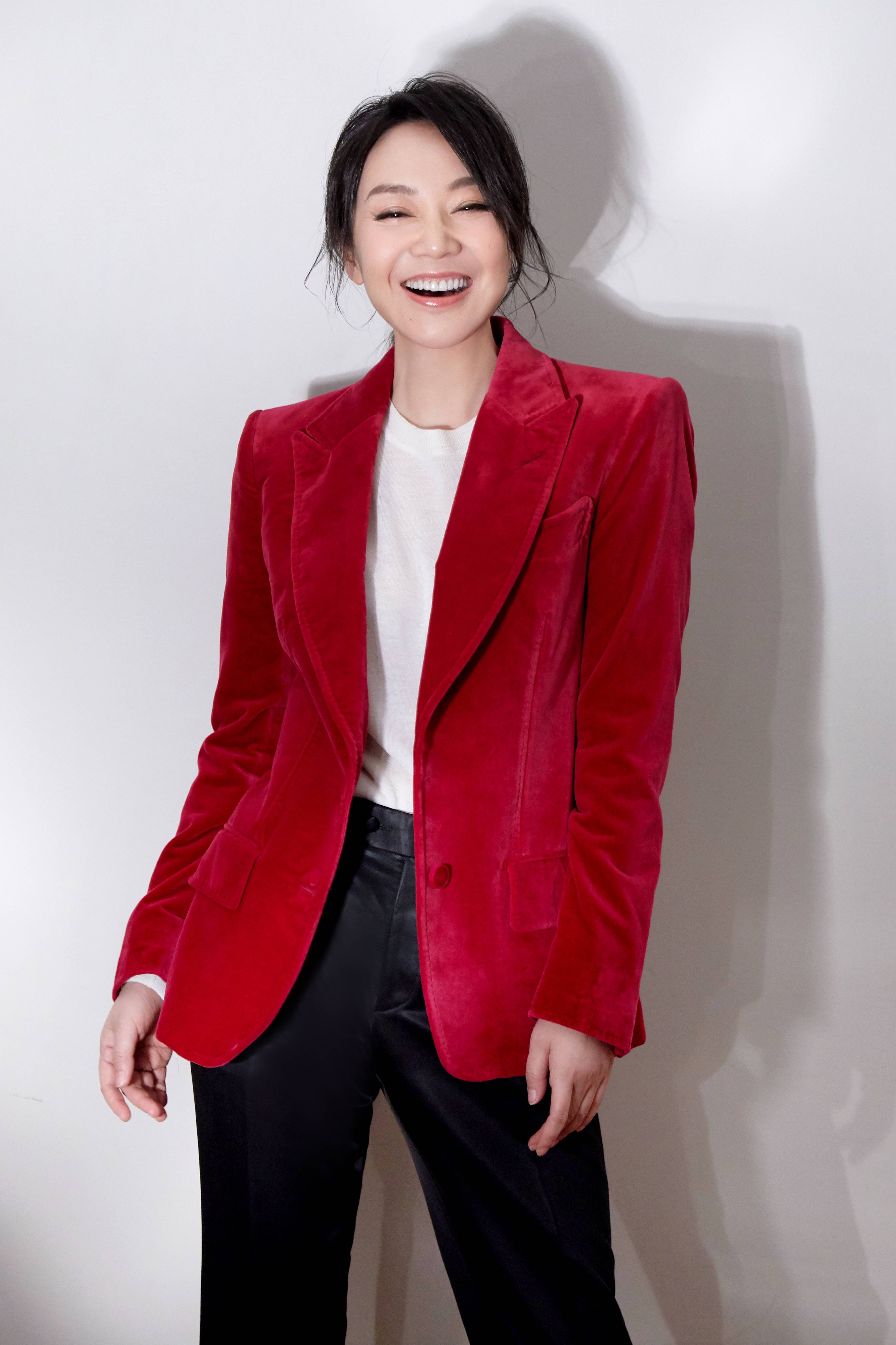 49岁闫妮气质成熟,一身条纹西装超级a,身材前凸后翘超有料!