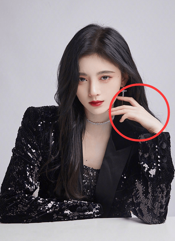 鞠婧祎才是"手比脸老十岁",当她把手放在脸旁,终于信她26岁了